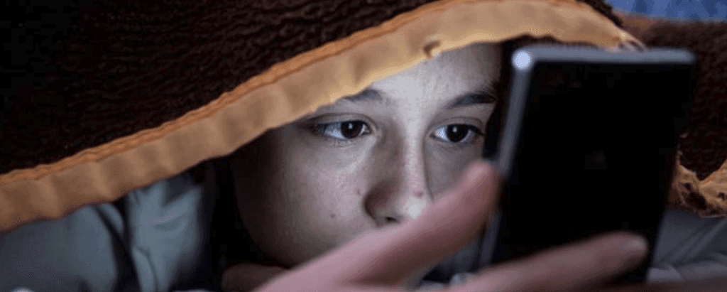 Crianças no celular? Como a pandemia mudou o modo como especialistas veem o uso de telas na infância