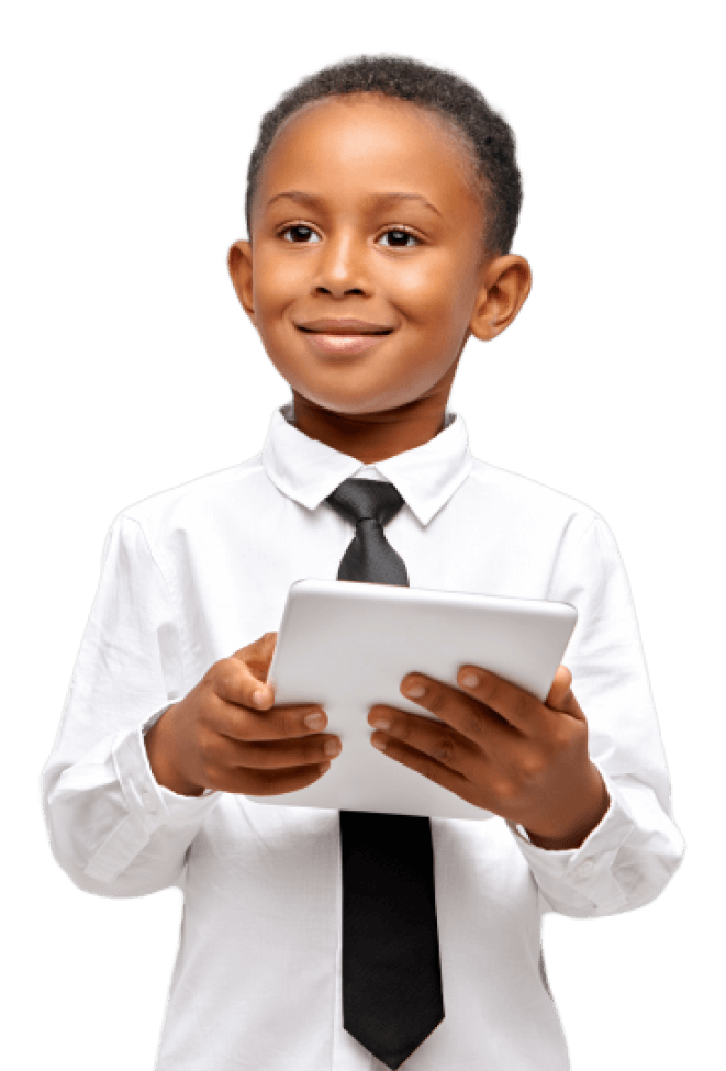 Criança vestida de roupa social sorridente e segurando um tablet